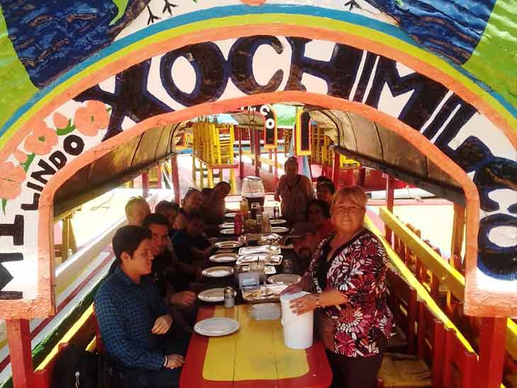 Cuntas personas caben en una trajinera de xochimilco?